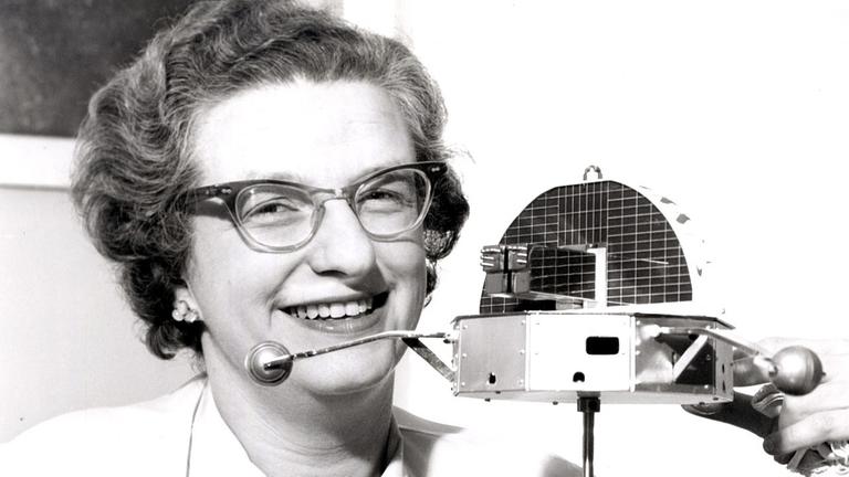Nancy Roman mit einem Modell eines Sonnensatelliten 1962
