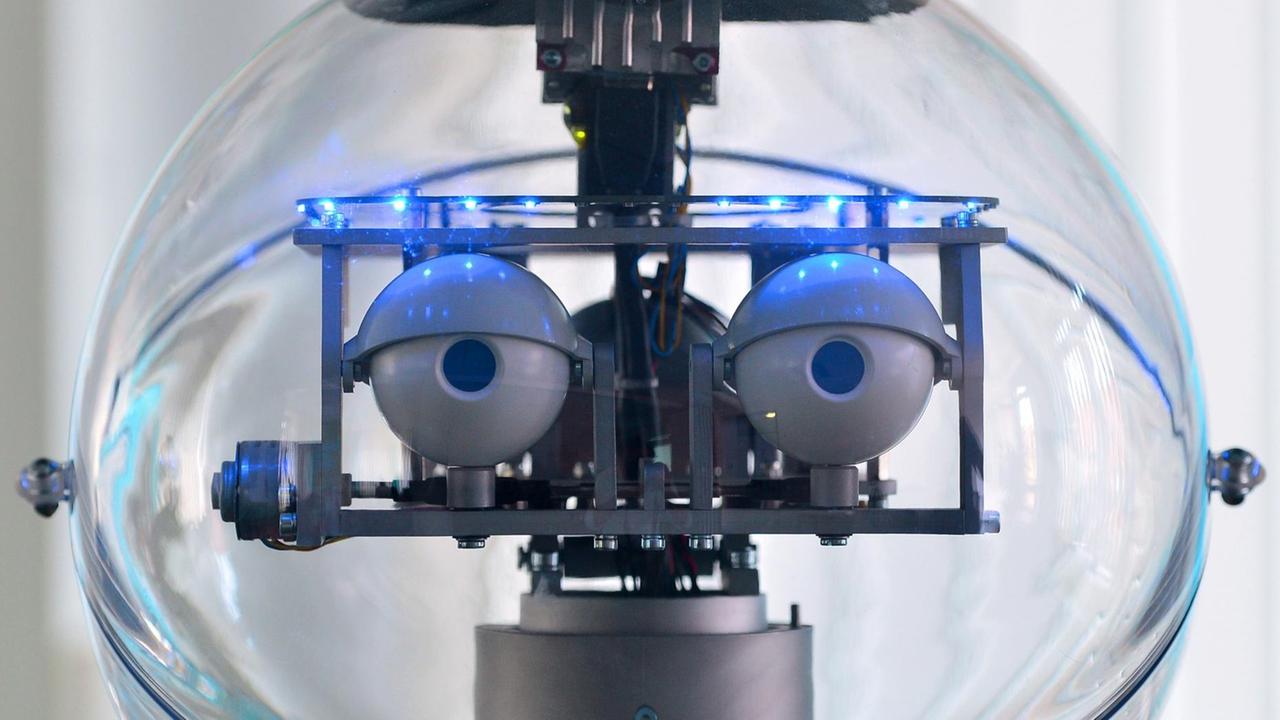 Ein Pflegeroboter für Schlaganfall-Patienten wird am 11.05.2016 in Erfurt (Thüringen) vorgestellt. Der Roboter soll helfen, wieder Laufen zu lernen. Er wurde im Rahmen eines Pilotprojektes in Ilmenau entwickelt. Die Gesamtkosten des Projektes belaufen sich den Angaben der Entwickler nach auf etwa 1,5 Millionen Euro. Foto: Martin Schutt/dpa | Verwendung weltweit