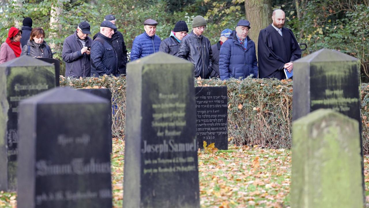Gedenkveranstaltung anlässlich des 81. Jahrestages der Pogromnacht auf dem Jüdischen Friedhof Rostock.