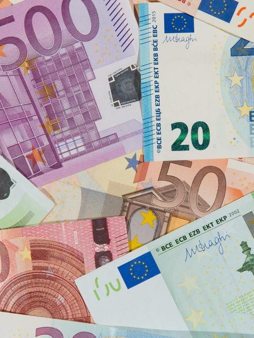 Abbildung verschiedener Euro-Geldscheine.