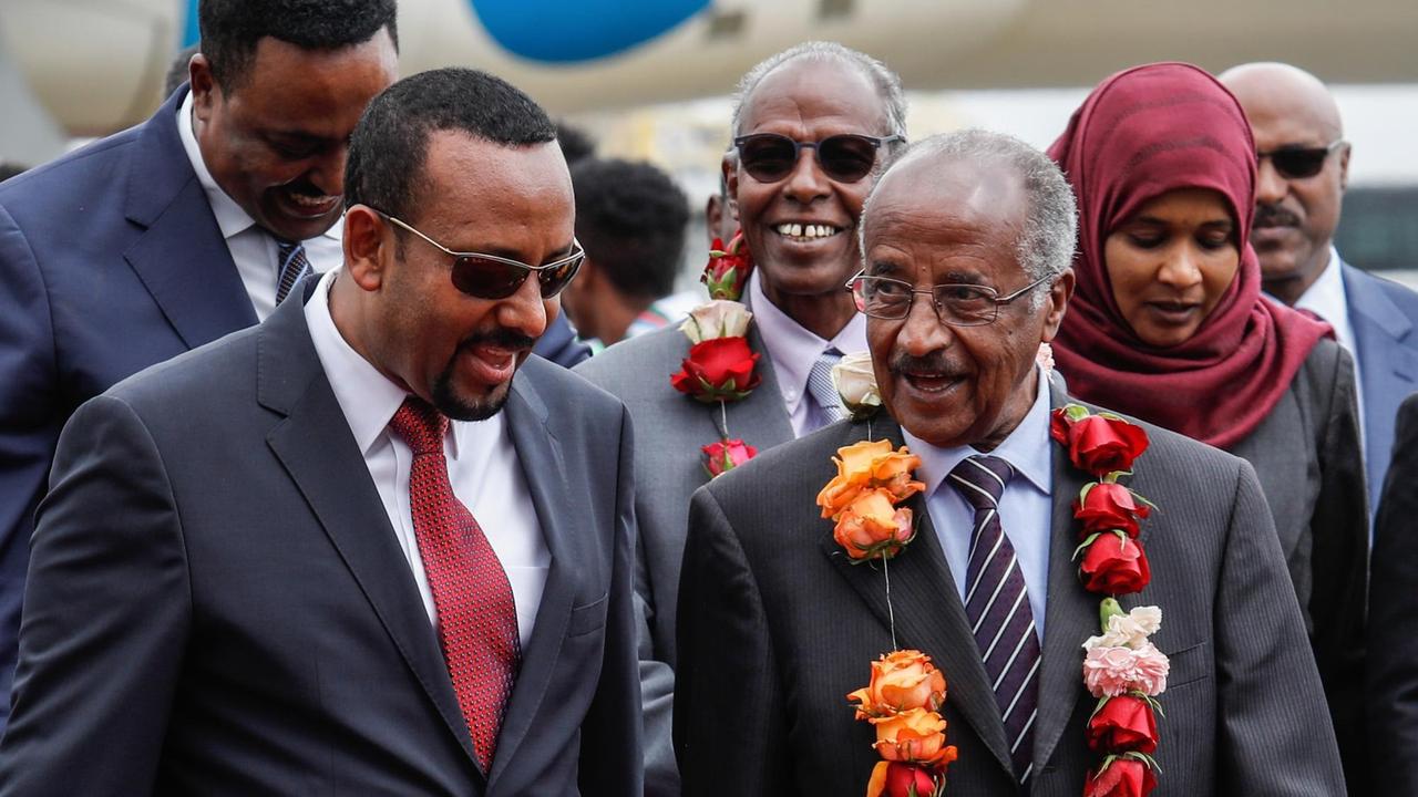 Äthiopiens Premier Abiy Ahmed (l.) nimmt am 26. Juni 2018 Eritreas Außenminister Osman Saleh Mohammed (r.) zu Friedensgesprächen in Addis Abeba in Empfang