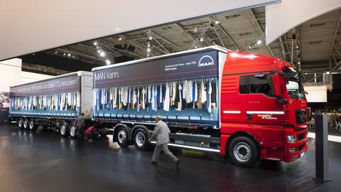 Ein MAN-Lang-LKW des Typs TGX 26.480 6X2-2 LL steht mit einer Gesamtzuglänge von 25 Metern in den Räumen der Messe München.