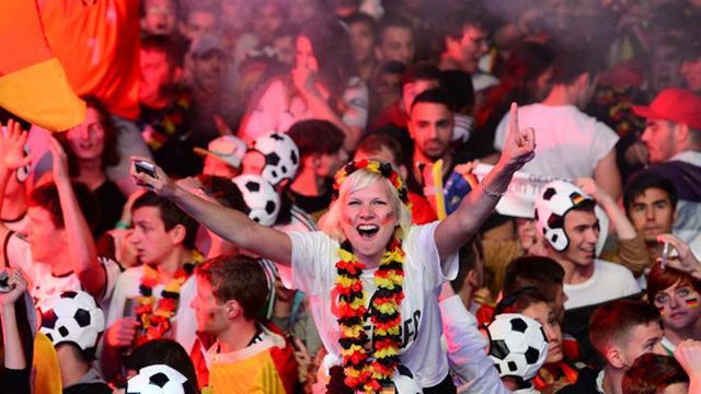 Ausgelassene Party: Fans feiern den deutschen WM-Sieg in Berlin