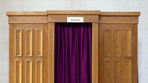 Ein Beichtstuhl in einer Kirche