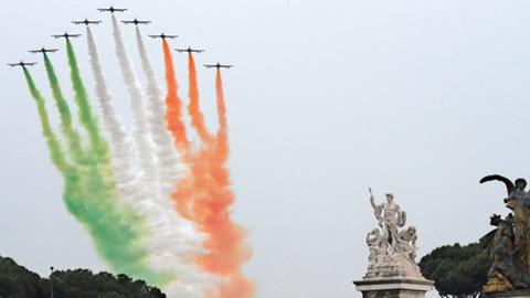 Die italienische Kunstflugtruppe Frecce Tricolori zeichnet am 2. Juni 2008 die grün-weiß-rote Nationalfahne des Landes an den Himmel über das Kolosseum in Rom. Italien feiert den 62. Geburtstag der Republikgründung.