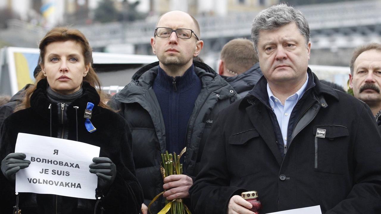 Petro Poroschenko (r.) und Mitglieder seiner Regierung bei einer Trauerzeremonie in Kiew