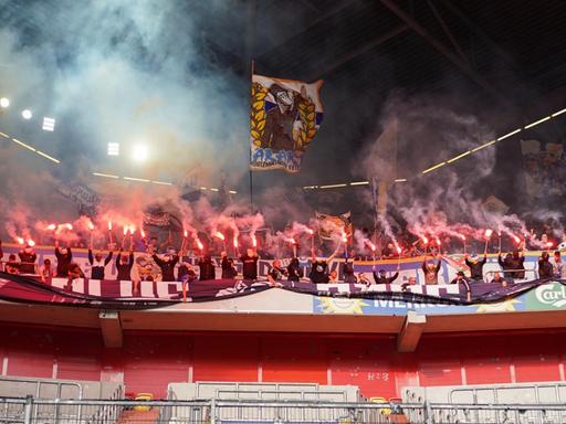 Fans von Jena zünden Pyrotechnik im Gästeblock