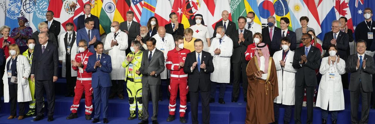 Medizinisches Personal und die Staats- und Regierungschefs stehen anlässlich des G20-Gipfels für ein Gruppenfoto im Konferenzzentrum La Nuvola. 