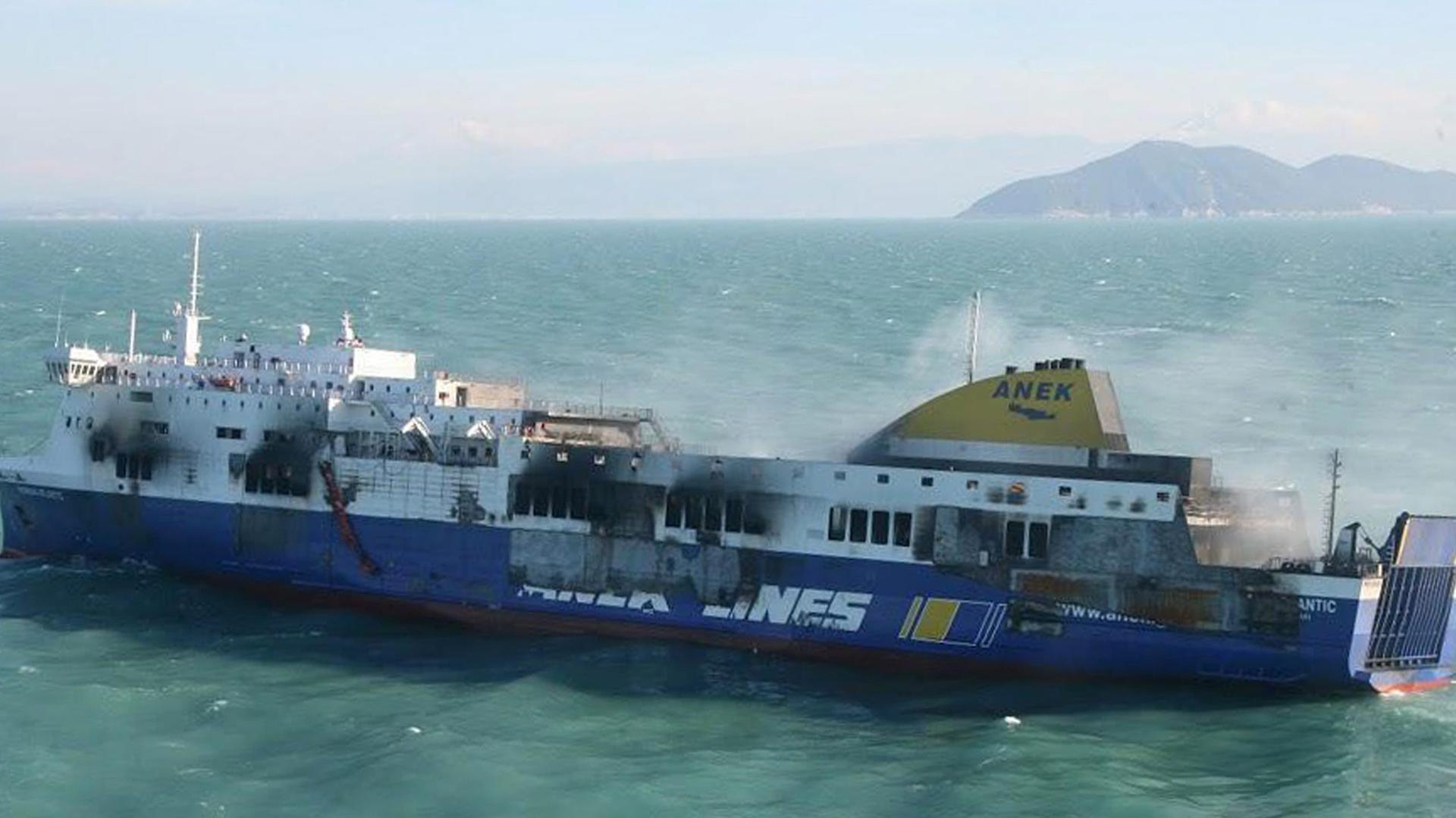 Die ausgebrannte Fähre "Norman Atlantic". Die ausgebrannte Fähre "Norman Atlantic".