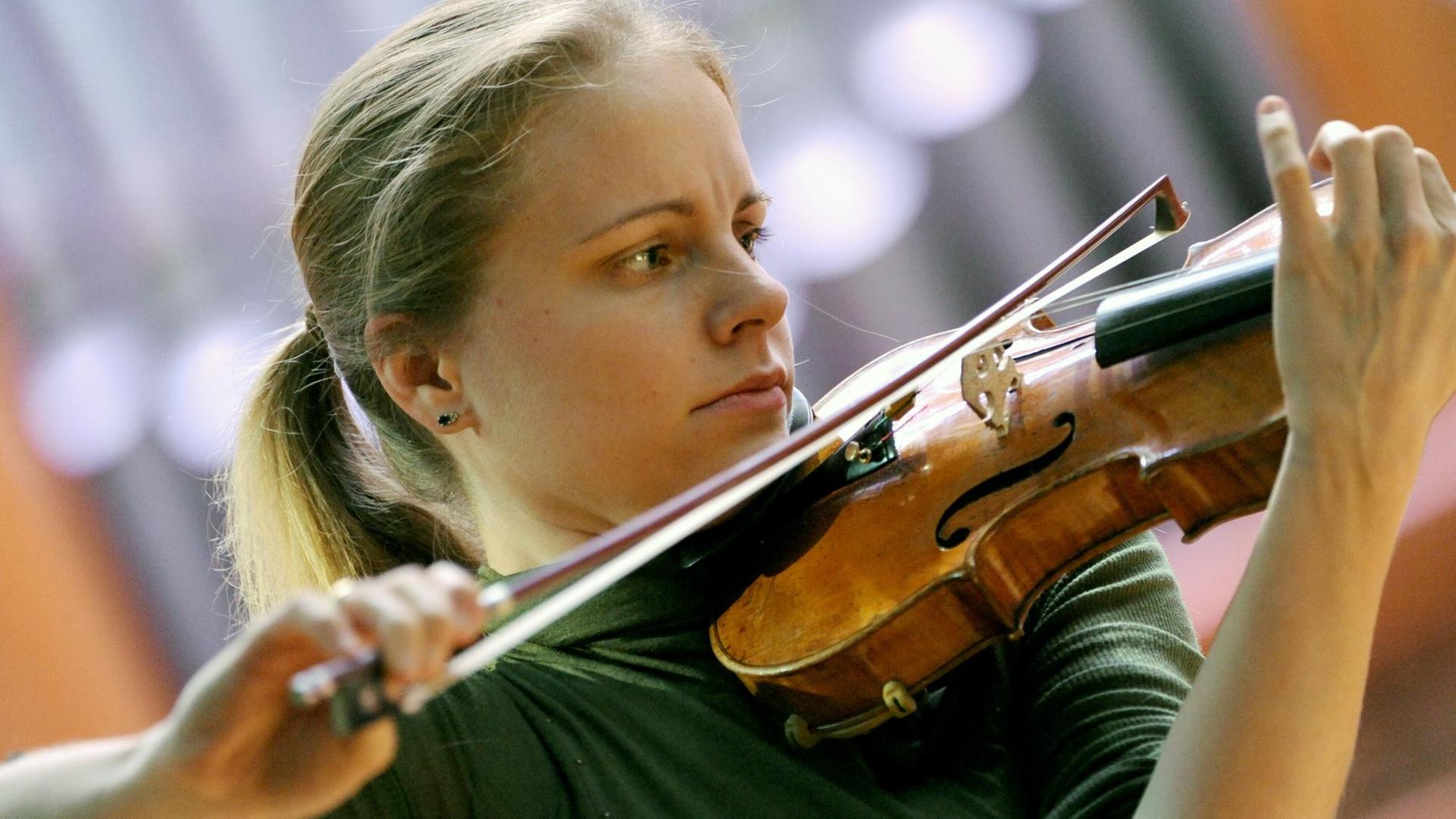 Die Violinistin Julia Fischer spielt auf ihrer Geige