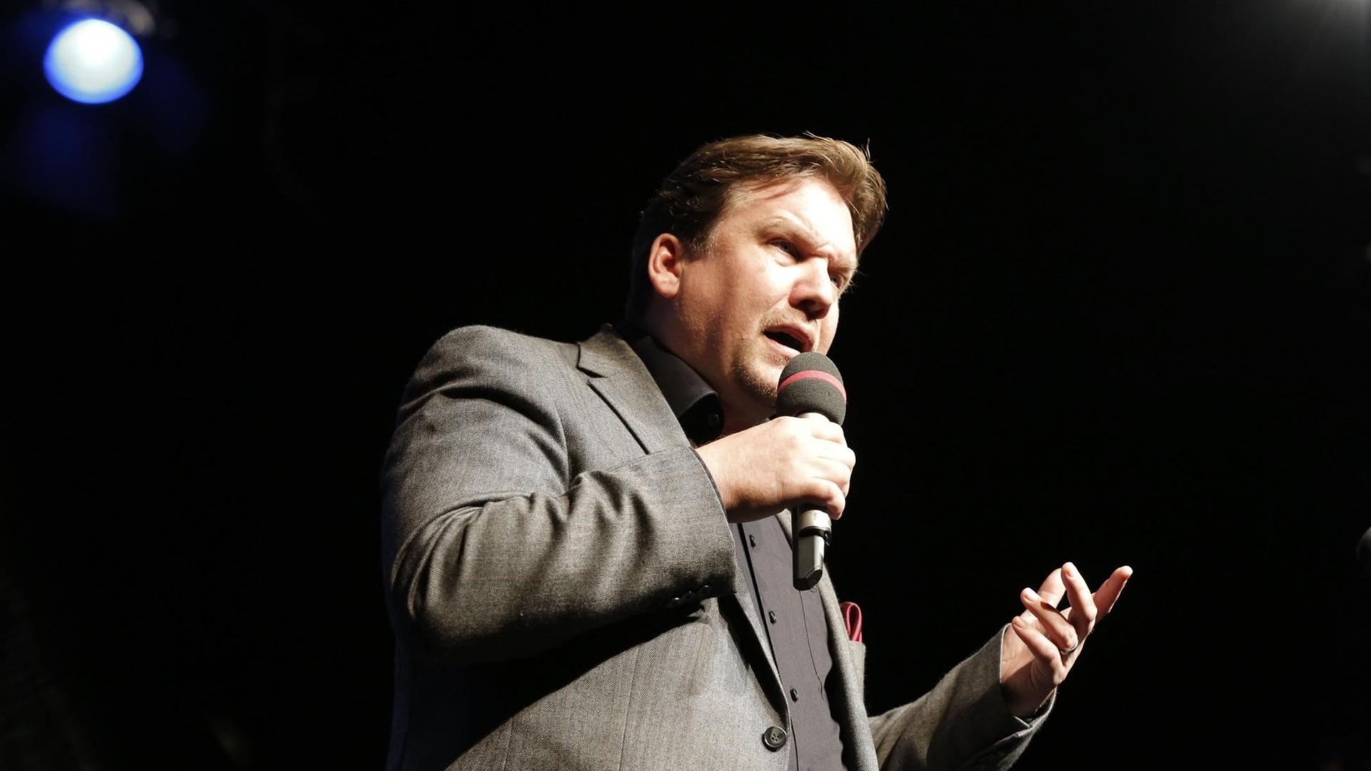 Matthias Brodowy moderiert auf der Bühne beim Salzburger Stier 2016 in Paderborn. 