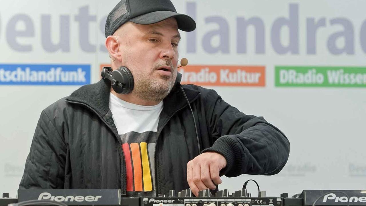 DJ Westbam rockt den Deutschlandradio-Stand.
