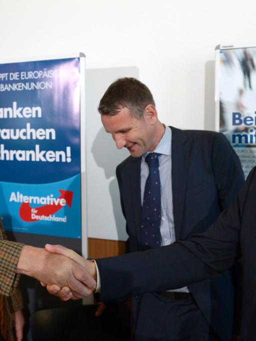 AfD-Bundeschef Lucke gratuliert den Spitzenkandidaten Alexander Gauland aus Brandenburg (links) und Björn Höcke aus Thüringen zum Wahlergebnis.