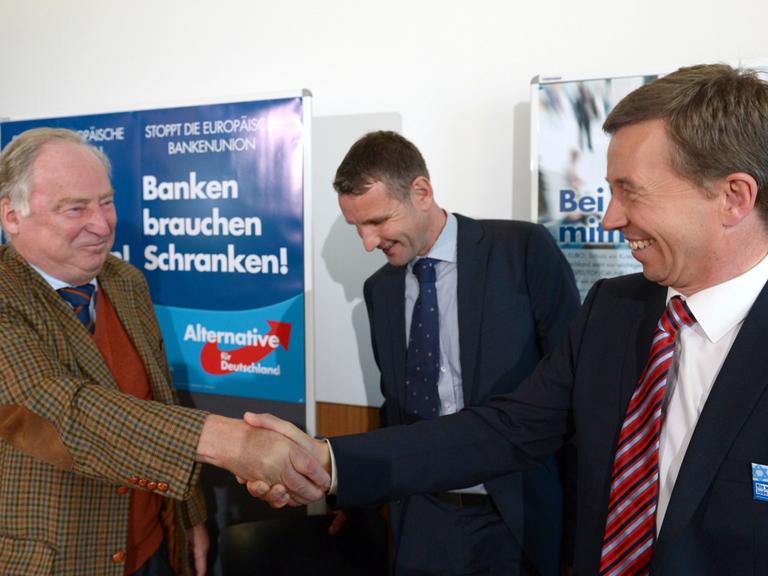 AfD-Bundeschef Lucke gratuliert den Spitzenkandidaten Alexander Gauland aus Brandenburg (links) und Björn Höcke aus Thüringen zum Wahlergebnis.