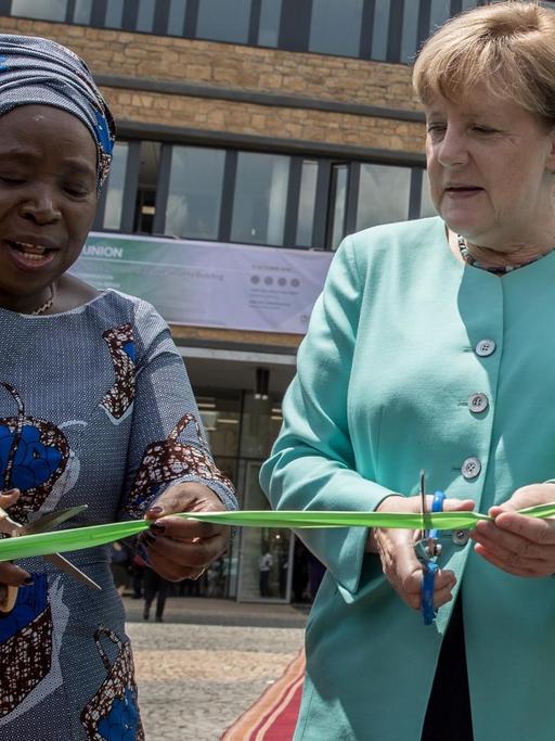 Bundeskanzlerin Merkel mit der AU-Kommissionsvorsitzenden Nkosaza Dlamini Zuma bei der Eröffnung des Julius-Nyerere-Gebäudes für Frieden und Sicherheit in Addis Abeba