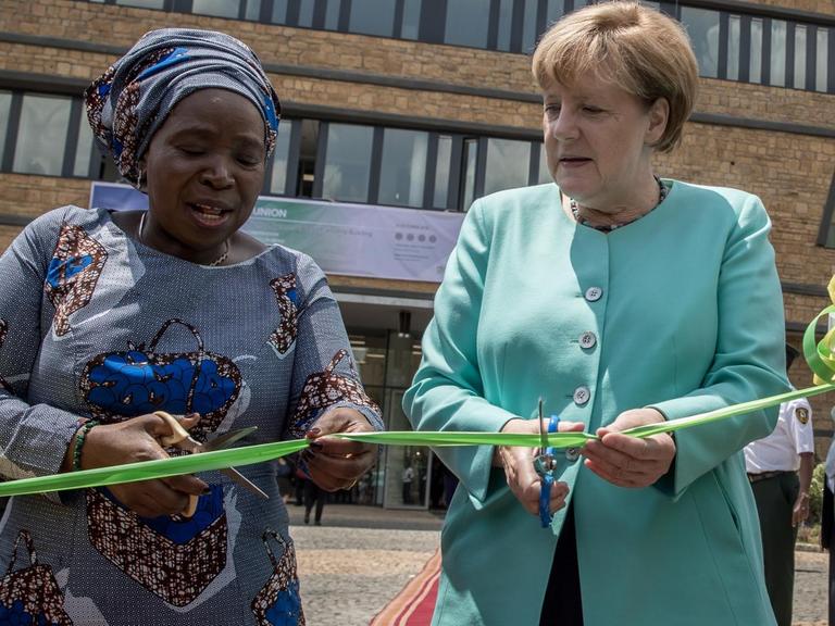 Bundeskanzlerin Merkel mit der AU-Kommissionsvorsitzenden Nkosaza Dlamini Zuma bei der Eröffnung des Julius-Nyerere-Gebäudes für Frieden und Sicherheit in Addis Abeba