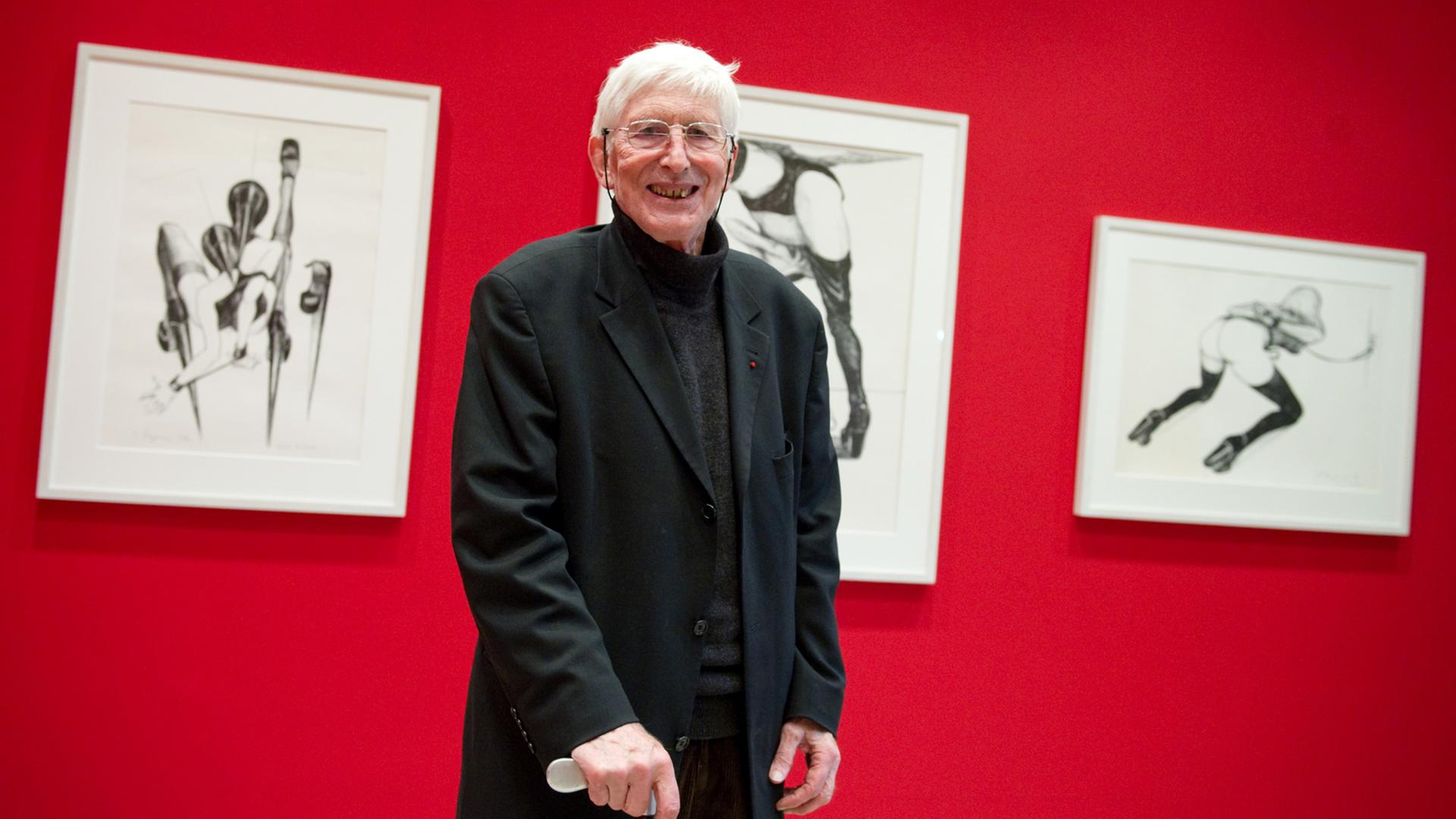 Der Zeichner Tomi Ungerer steht 2010 in der Ausstellung "Eklips - Neues für die Augen 1960 bis 2010" vor drei seiner Werke.