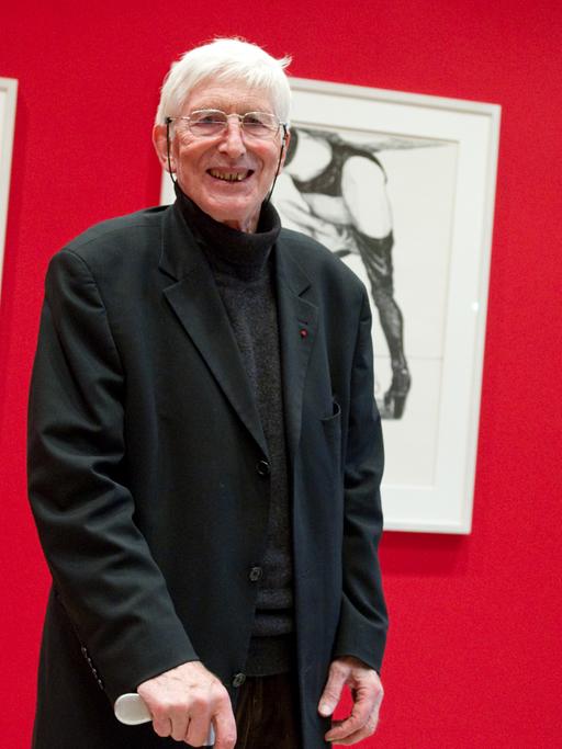 Der Zeichner Tomi Ungerer steht 2010 in der Ausstellung "Eklips - Neues für die Augen 1960 bis 2010" vor drei seiner Werke.