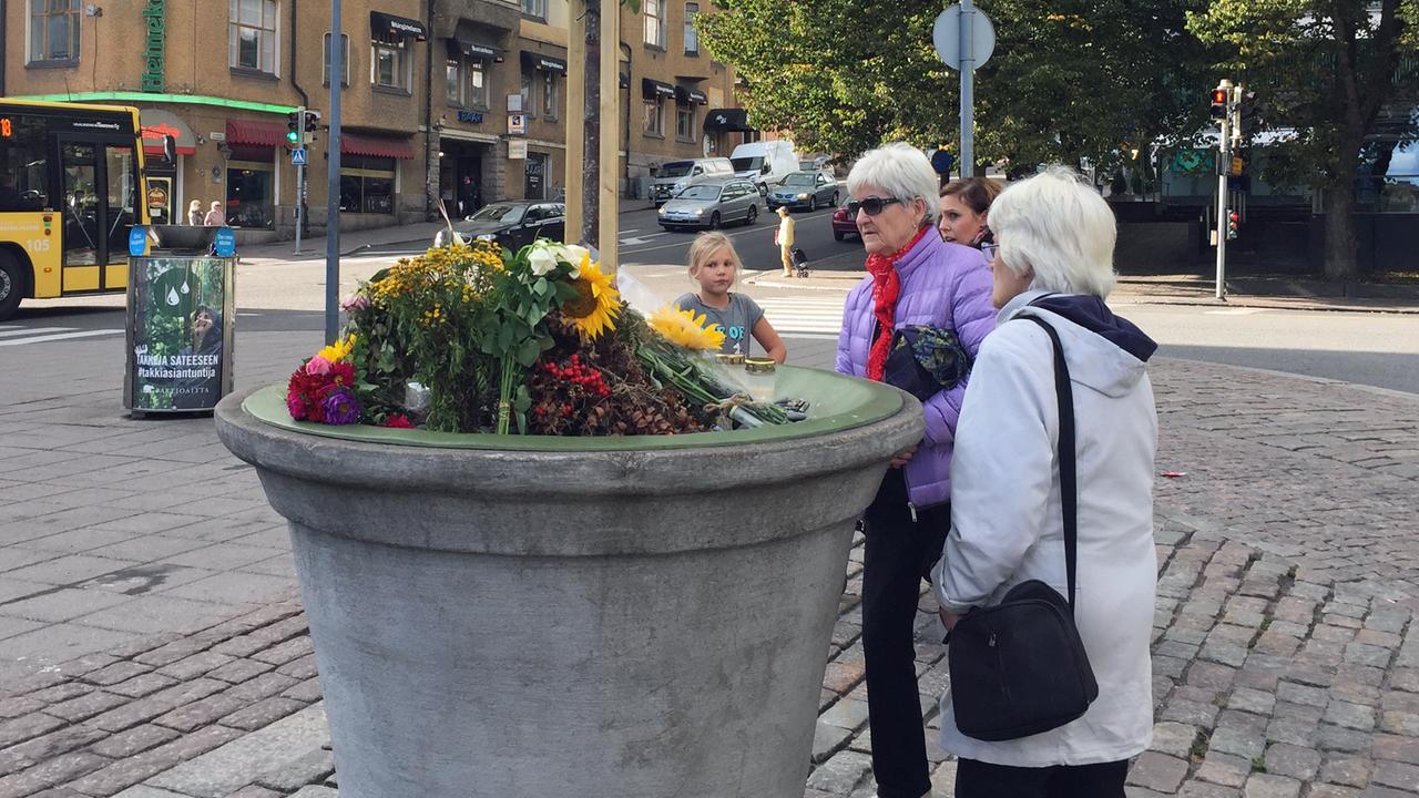 Gedenken und Blumen für die Opfer der ersten islamistischen Terrorattacke im finnischen Turku