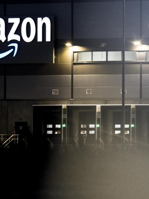 Symbilbild: Ein Sortierzentrum des Onlineversandhändlers Amazon nachts.