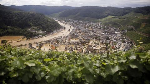 Hochwasser in der Stadt Dernau, Landkreis Ahrweiler, fotografiert von einem Weinberg aus. Die Ahr hat große Teile des Orts überschwemmt.