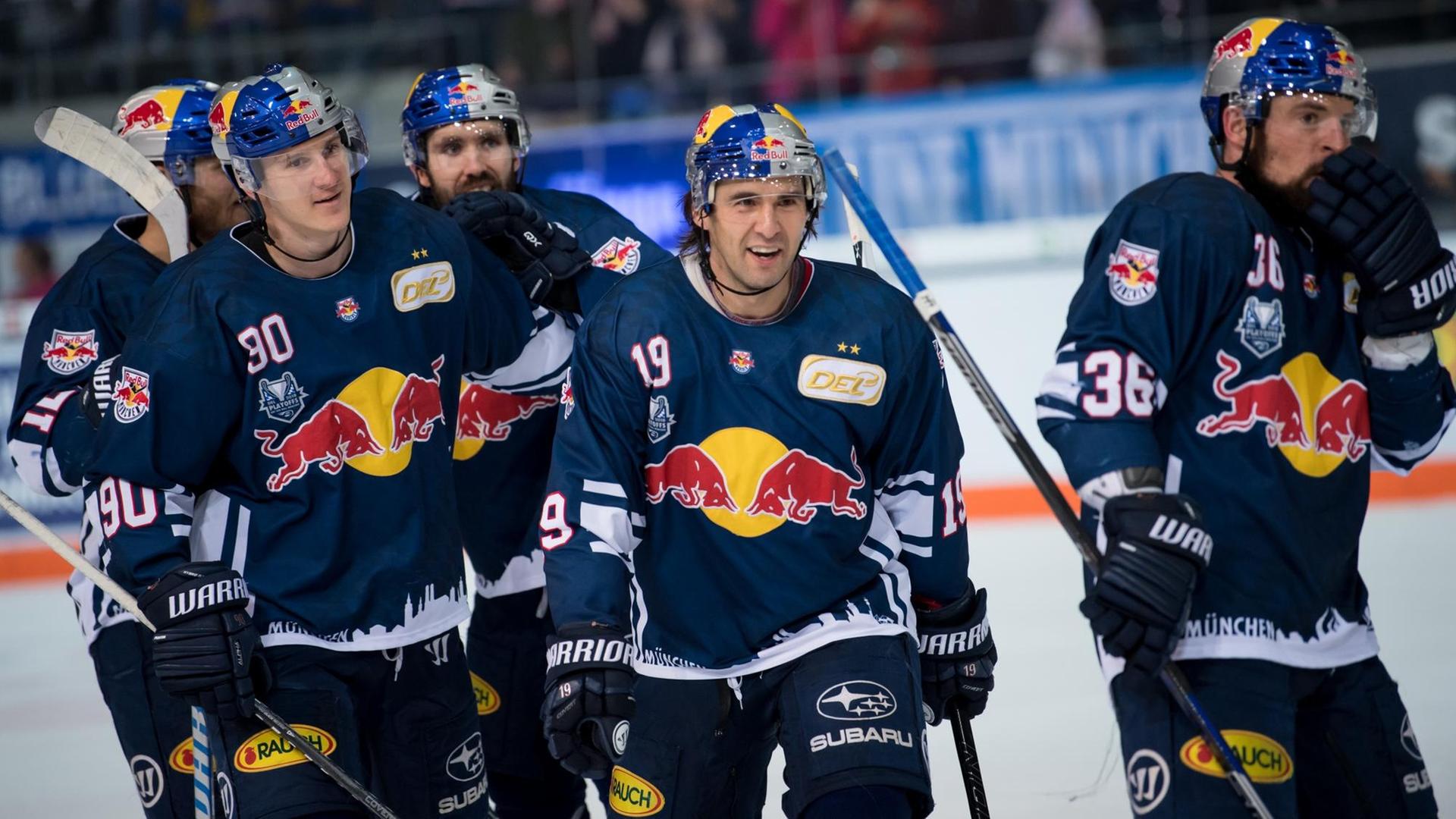 Die Spieler von EHC Red Bull München jubeln über das Tor zum zwischenzeitlichen 2:1 gegen die Eisbären Berlin.