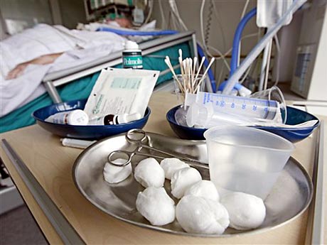Medikamente und Pflegeartikel liegen auf der Intensivstation im Katholischen Krankenhaus St. Johann Nepomuk in Erfurt am Bett eines Patienten. Medikamente und Pflegeartikel liegen auf der Intensivstation im Katholischen Krankenhaus St. Johann Nepomuk in Erfurt am Bett eines Patienten.