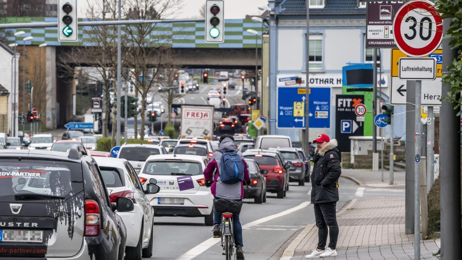 Eine Straße in Bochum, viele Autos in einer Tempo-30-Zone, Fahrradfahrer und Fußgänger. Eine Straße in Bochum, viele Autos in einer Tempo-30-Zone, Fahrradfahrer und Fußgänger.