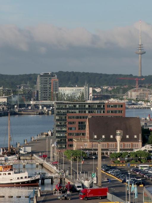 Blick über den Hafen auf den Fernsehturm von Kiel
