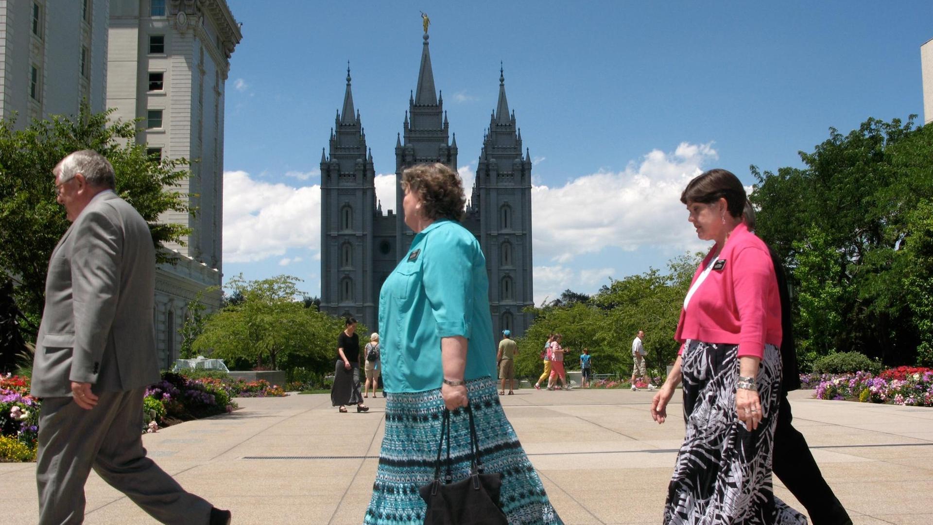 Mormonenfrauen gehen über den Temple Square in Salt Lake City, im Hintergrund der sechstürmige Mormonen-Tempel. Mehr als die Hälfte der Einwohner des US-Staates Utah sind Mormonen