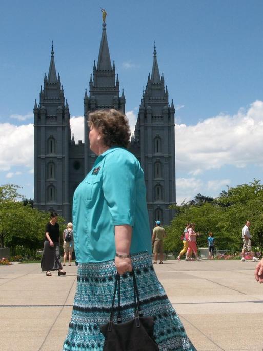 Mormonenfrauen gehen über den Temple Square in Salt Lake City, im Hintergrund der sechstürmige Mormonen-Tempel. Mehr als die Hälfte der Einwohner des US-Staates Utah sind Mormonen