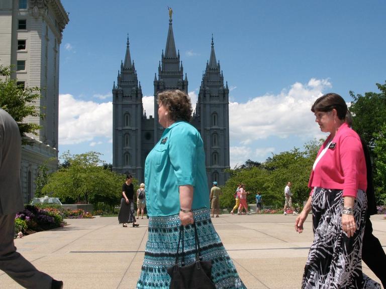 Mormonenfrauen gehen über den Temple Square in Salt Lake City, im Hintergrund der sechstürmige Mormonen-Tempel. Mehr als die Hälfte der Einwohner des US-Staates Utah sind Mormonen