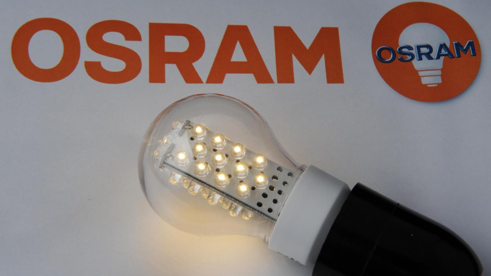 Eine LED-Lampe von Osram leuchtet am 29.03.2011 in Straubing (Bayern) vor dem Firmenschriftzug .