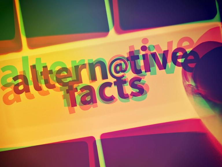 Computertaste mit der Aufschrift "alternative facts".