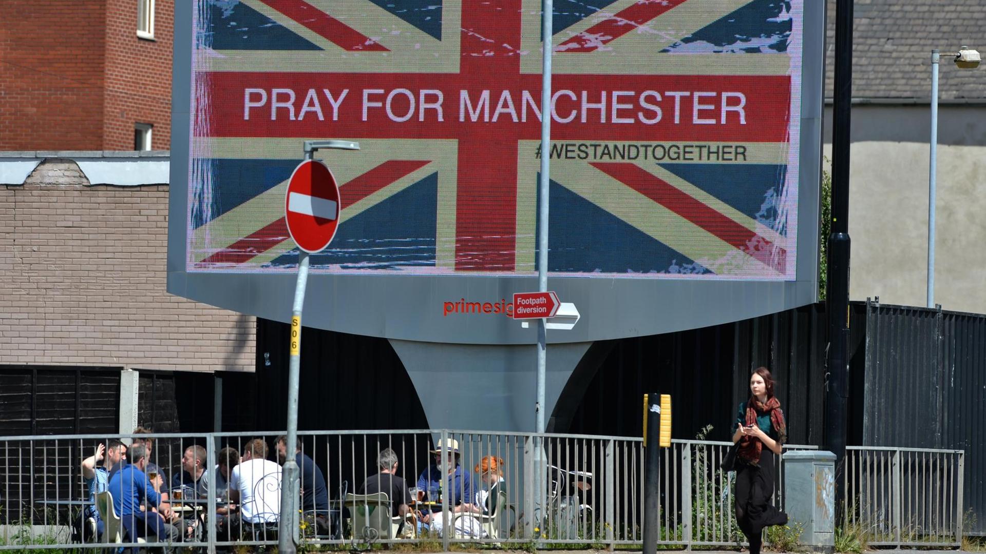 Auf einer elektronischen Werbetafel steht "Pray for Manchester auf dem Hintergrund einer britischen Flagge. 22 Menschen wurden bei einem Konzert der US-Sängerin Ariana Grande in Manchester getötet.