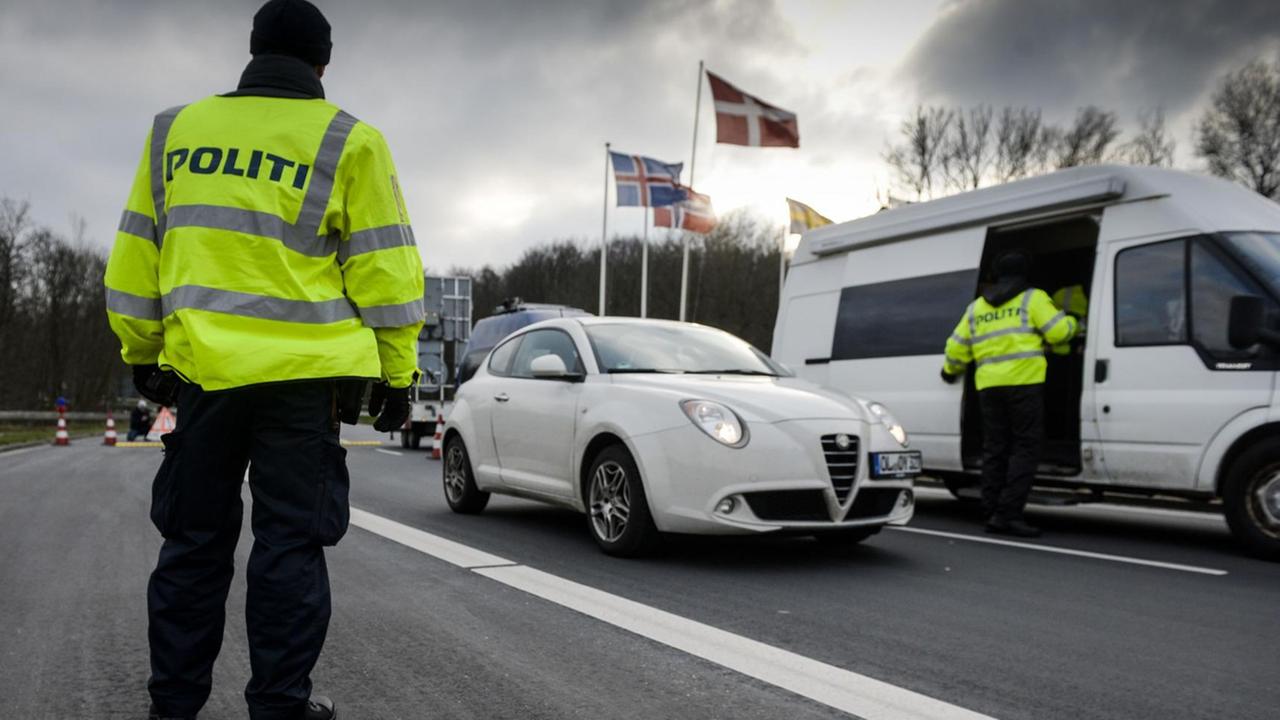 Dänische Polizisten kontrollieren Verkehr zwischen Deutschland und Dänemark.