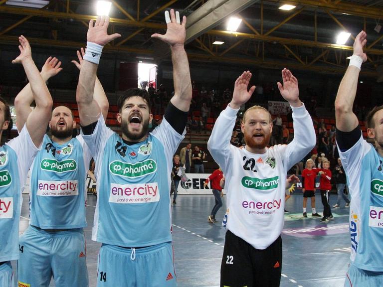 Die Spieler der TSV Hannover Burgdorf reißen ihre Arme nach dem Sieg gegen TUS Luebbecke in die Luft