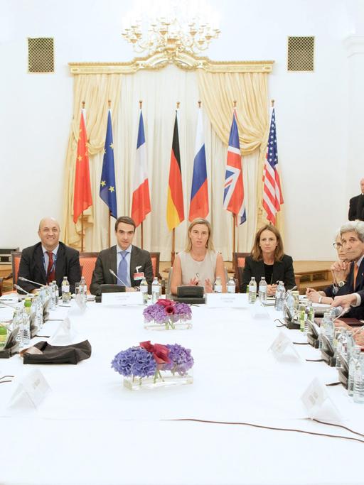 Teilnehmer der "5 plus 1"-Gespräche über ein Atomabkommen mit dem Iran in Wien bei der letzten Verhandlungsrunde.