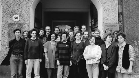 Die erste Studiengruppe der Evangelischen Journalistenschule Berlin im April 1995. Das Gruppenfoto zeigt unter anderem Imme de Haen, die damalige Leiterin der EJS (vordere Reihe, 3. v.links).