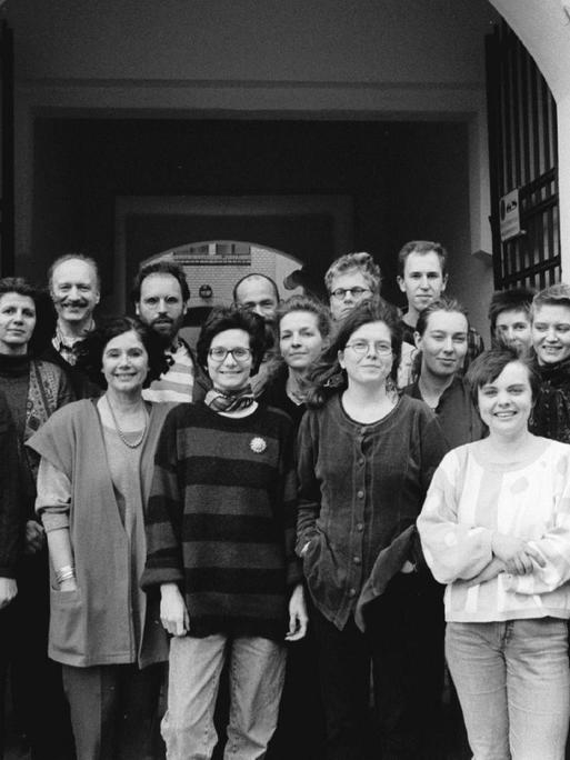 Die erste Studiengruppe der Evangelischen Journalistenschule Berlin im April 1995. Das Gruppenfoto zeigt unter anderem Imme de Haen, die damalige Leiterin der EJS (vordere Reihe, 3. v.links).