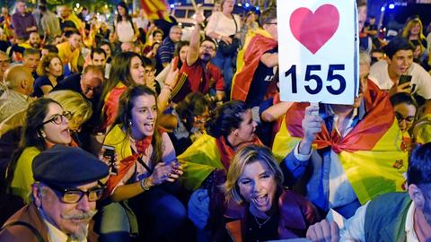 Demonstranten mit spanischen Flaggen fordern die Anwendung des Artikels 155 der spanischen Verfassung, wonach die Zentralregierung die katalanische Regionalregierung de facto entmachten kann
