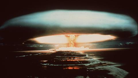 Nach der Explosion einer französischen Atombombe 1971 schwebt dieser riesige Atompilz über dem Mururoa-Atoll.