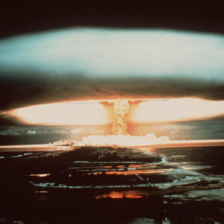 Nach der Explosion einer französischen Atombombe 1971 schwebt dieser riesige Atompilz über dem Mururoa-Atoll.