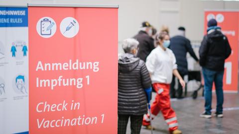 Senioren warten in einer Impfstraße des Impfzentrums auf dem Messegelände. Wegen der Impfstoff-Knappheit sind im Impfzentrum nur vier von acht Impfstraßen in Betrieb. Am 1. Februar starten hier die Corona-Impfungen für Menschen im Alter von über 80 Jahren, die noch zu Hause leben.