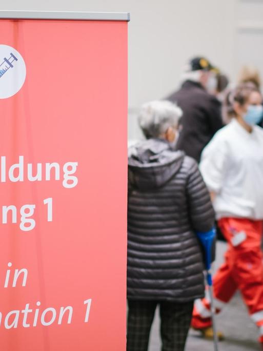 Senioren warten in einer Impfstraße des Impfzentrums auf dem Messegelände. Wegen der Impfstoff-Knappheit sind im Impfzentrum nur vier von acht Impfstraßen in Betrieb. Am 1. Februar starten hier die Corona-Impfungen für Menschen im Alter von über 80 Jahren, die noch zu Hause leben.