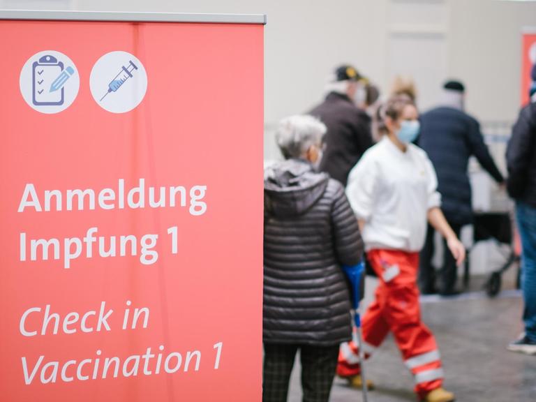 Senioren warten in einer Impfstraße des Impfzentrums auf dem Messegelände. Wegen der Impfstoff-Knappheit sind im Impfzentrum nur vier von acht Impfstraßen in Betrieb. Am 1. Februar starten hier die Corona-Impfungen für Menschen im Alter von über 80 Jahren, die noch zu Hause leben.