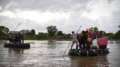 Migranten benutzen ein behelfsmäßiges Floss, um den Suchiate-Fluss, der die natürliche Grenze zwischen Mexiko und Guatemala markiert, zu überqueren (Archivbild 2014)