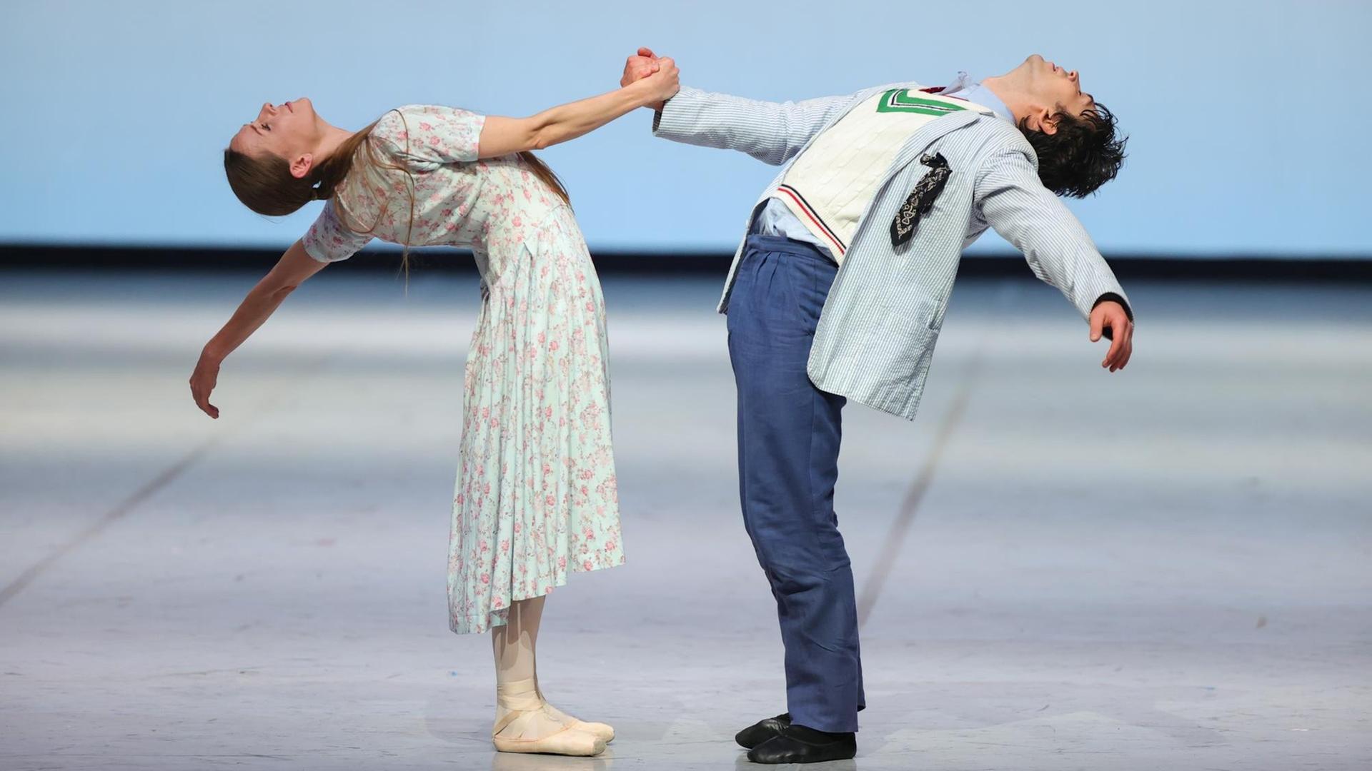 Alexandr Trusch als Hamlet und Anna Laudere als Ophelia tanzen während der Fotoprobe zur Premiere von John Neumeiers Ballett "Hamlet 21" in der Staatsoper in Hamburg. Alexandr Trusch als Hamlet und Anna Laudere als Ophelia tanzen während der Fotoprobe zur Premiere von John Neumeiers Ballett "Hamlet 21" in der Staatsoper in Hamburg.
