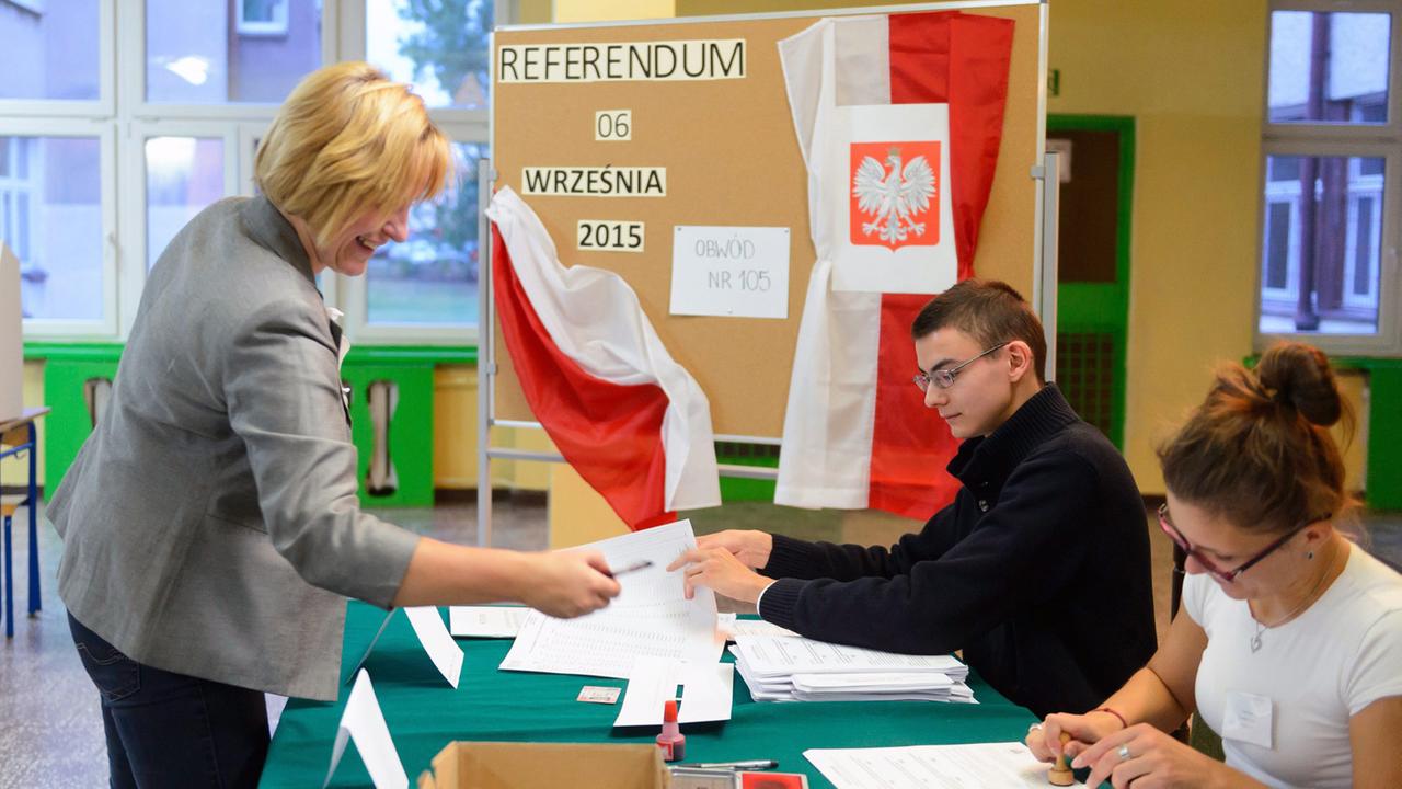 Eine Wählerin in Poznan gibt ihre Stimme beim polnischen Referendum über das Wahlrecht und die Parteienfinanzierung ab.
