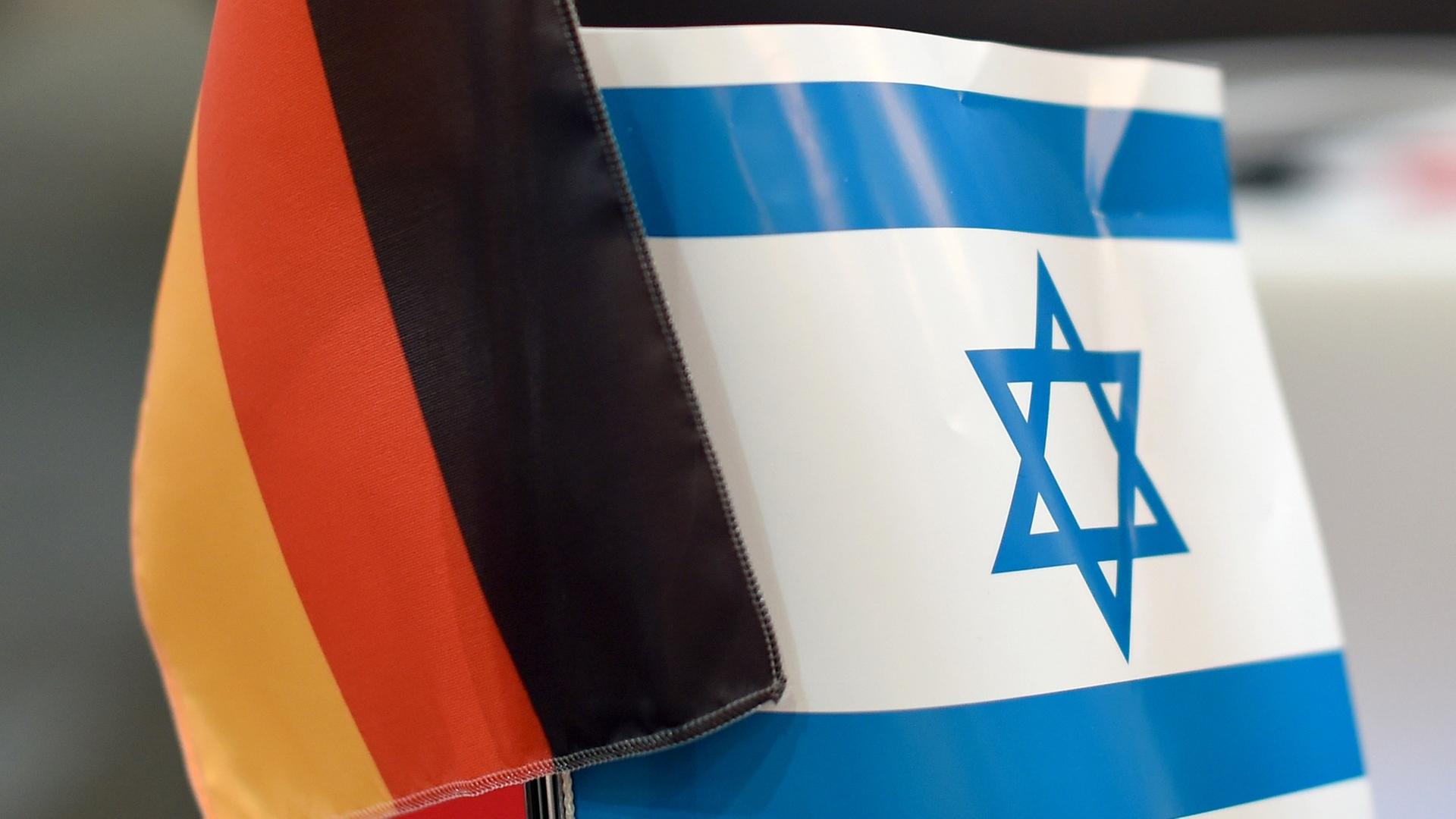 Fähnchen von Israel und Deutschland am 14.03.2015 auf der Buchmesse Leipzig (Sachsen). 